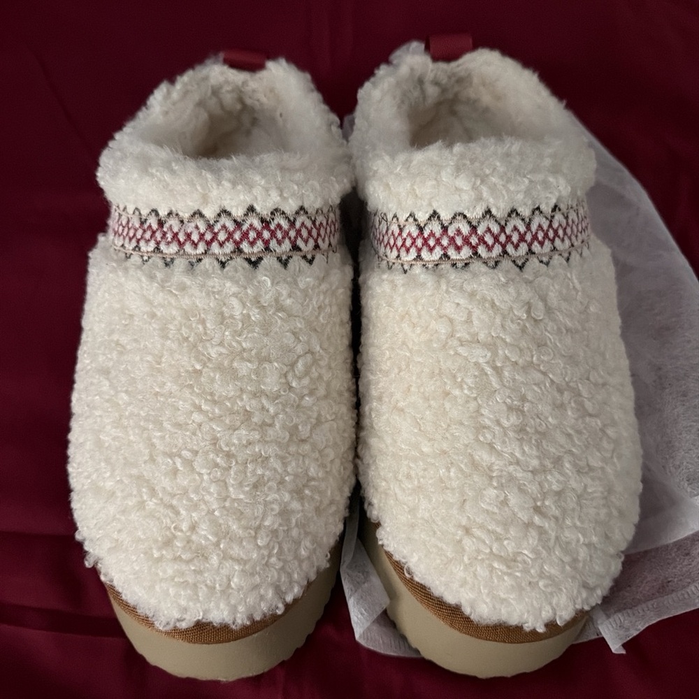 Cozy White and Red Fleece Platform Slippers